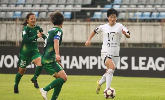 女足亚冠半决赛即将上演朝韩德比，赛事门票发售仅半天便售罄七千张，引发球迷热烈关注