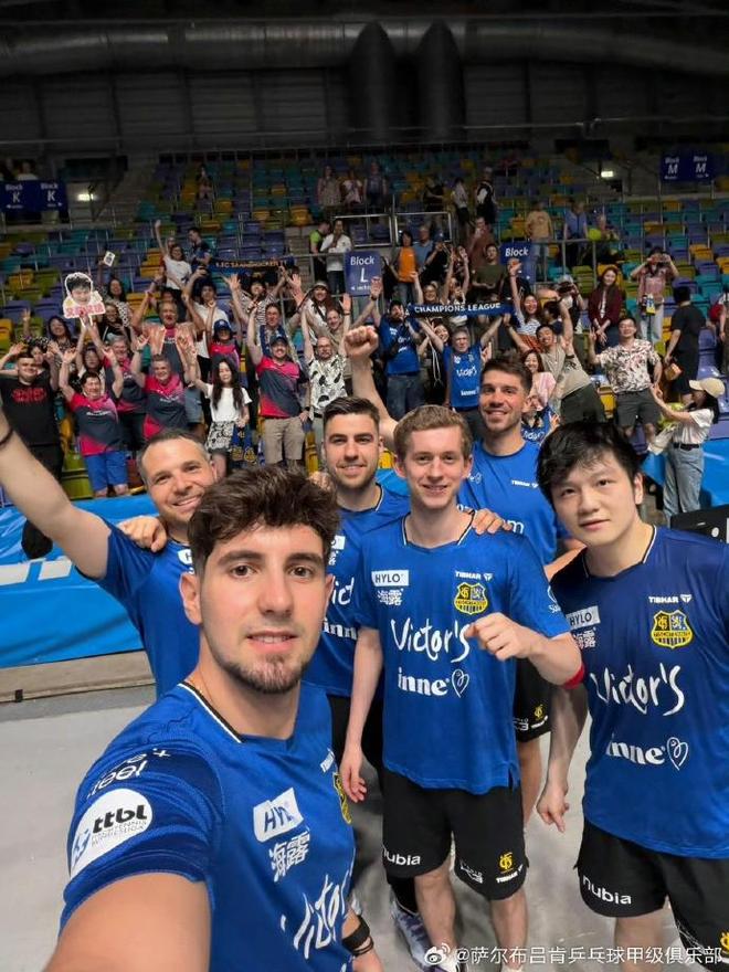 樊振东两度出战全胜率队挺进德甲半决赛，萨尔布吕肯以3比1力克云达不莱梅成功晋级四强，乒乓球赛场激烈对决引爆球迷热情